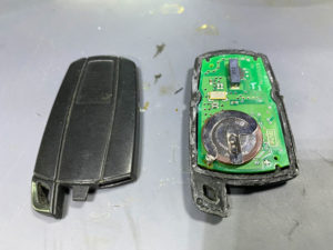 BMW 内蔵蓄電池の交換 ※カラ割り済みの場合はお問い合わせ時にご申告ください