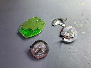 BMW 内蔵蓄電池交換がダメなパターンのご紹介